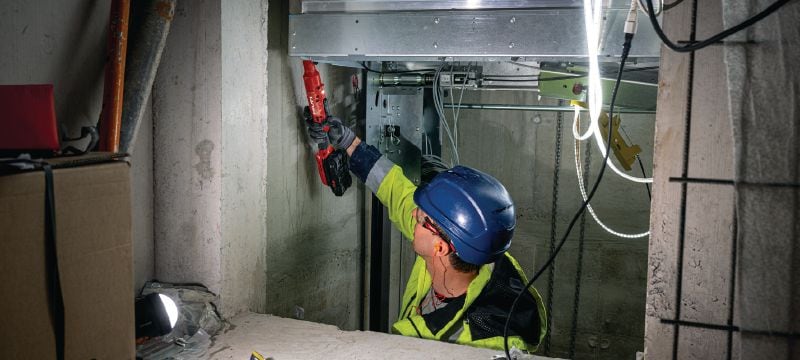 SIW 4R-22 Pravouhlý rázový uťahovák Kompaktný, akumulátorový pravouhlý rázový uťahovák pre dosiahnutie ťažko dostupných miest Použitie 1