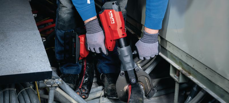NCT 85 C-22 akumulátorové nožnice na medené/hliníkové káble Akumulátorové nožnice s pištoľovou rukoväťou na medené a hliníkové káble do 3,2 palca │ 80 mm (platforma akumulátora Nuron) Použitie 1