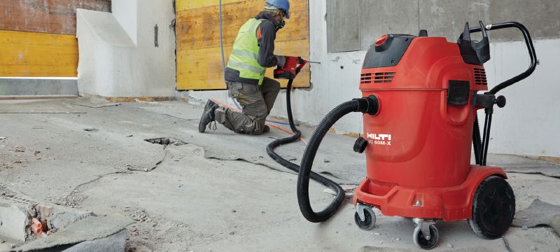 VC 60M-X − odsávač prachu triedy M Veľmi výkonný vysávač prachu na pripojenie k elektrickému náradiu a na čistenie staveniska (mokré a suché) s nádržou s objemom 60 l Použitie 1