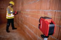 Olovnicový a priečny líniový laser PM 20-CGE s vysokou presnosťou Kombinovaný laser s 2 líniami a 4 bodmi na vodoinštalačné práce, niveláciu, zarovnávanie a vymedzovanie so zeleným lúčom s vysokou presnosťou Použitie 1
