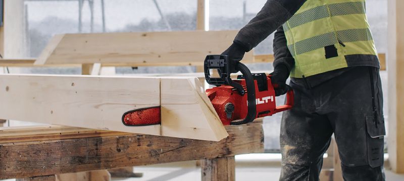 Akumulátorová píla SCN 60-22 16” |40 cm akumulátorová reťazová píla vhodná na rozrezávanie drevených konštrukcií a rezanie drevených trámov, CLT a dreva (akumulátory Nuron) Použitie 1